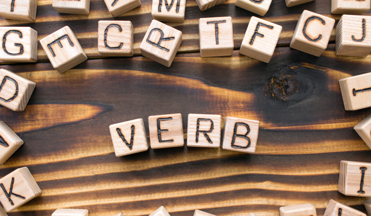 Phrasal verb no Inglês é a combinação de duas ou três palavras de diferentes categorias gramaticais